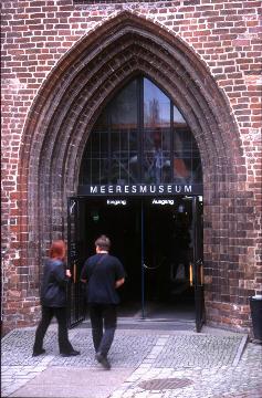 Man betritt das Museum durch ein gotisches Portal.