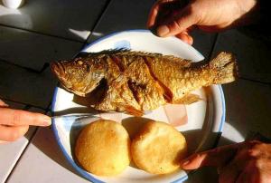 Frhstck auf dem Markt von Caicara: Pavn (Cichla temensis) mit Arepas