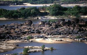 Blick auf die Katarakte des Orinoco mit den charakteristischen riesigen runden Felsen.